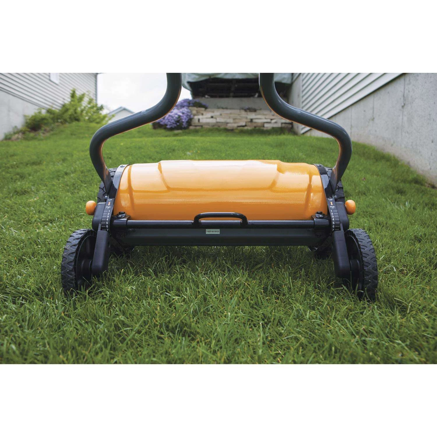 Fiskars StaySharp 17 In. Manual Lawn Mower 8 Fiskars StaySharp 17 In. Manual Lawn Mower - Image 6