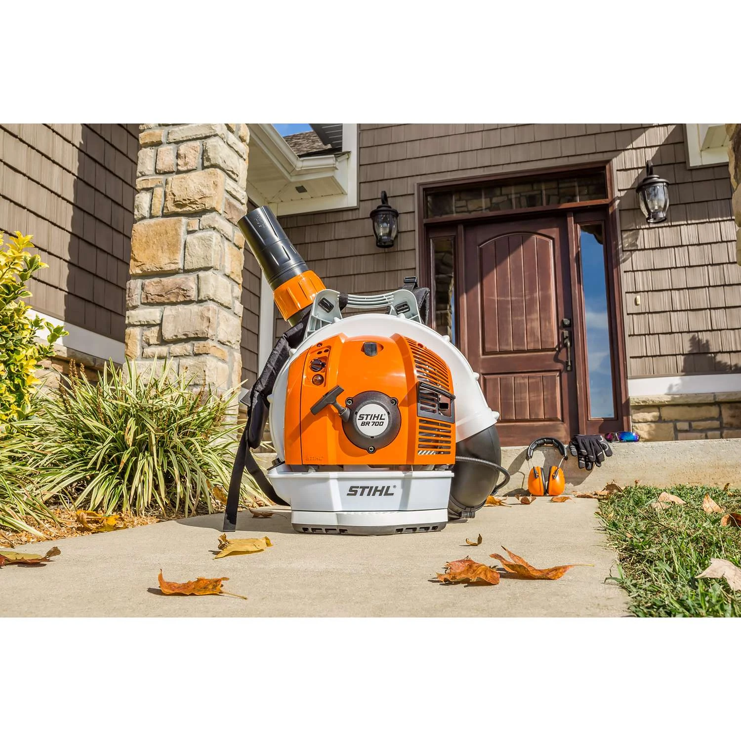 STIHL BR 700 197 Mph 912 CFM Gas Backpack Leaf Blower 4 STIHL BR 700 197 Mph 912 CFM Gas Backpack Leaf Blower - Image 2