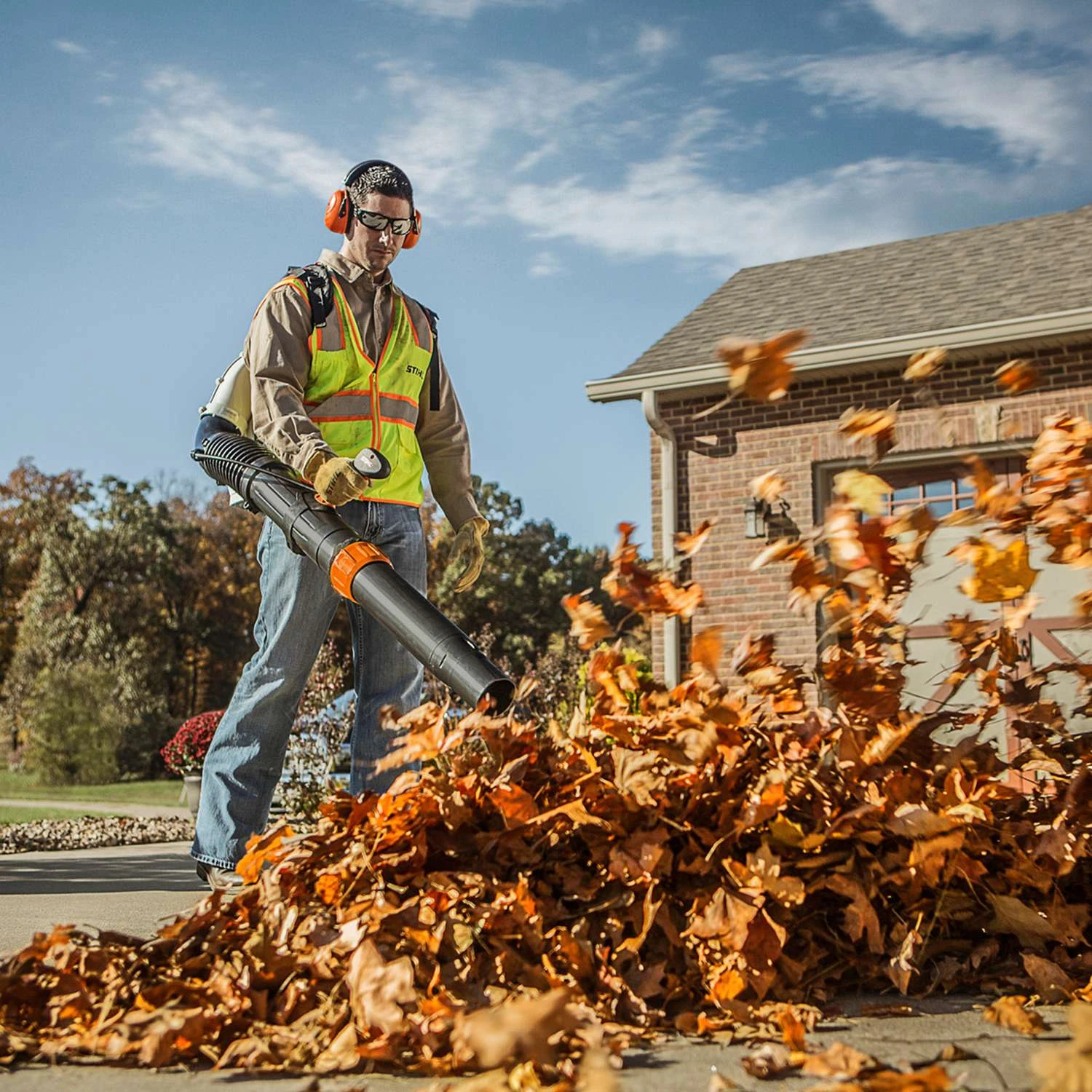 STIHL BR 700 197 Mph 912 CFM Gas Backpack Leaf Blower 9 STIHL BR 700 197 Mph 912 CFM Gas Backpack Leaf Blower - Image 7