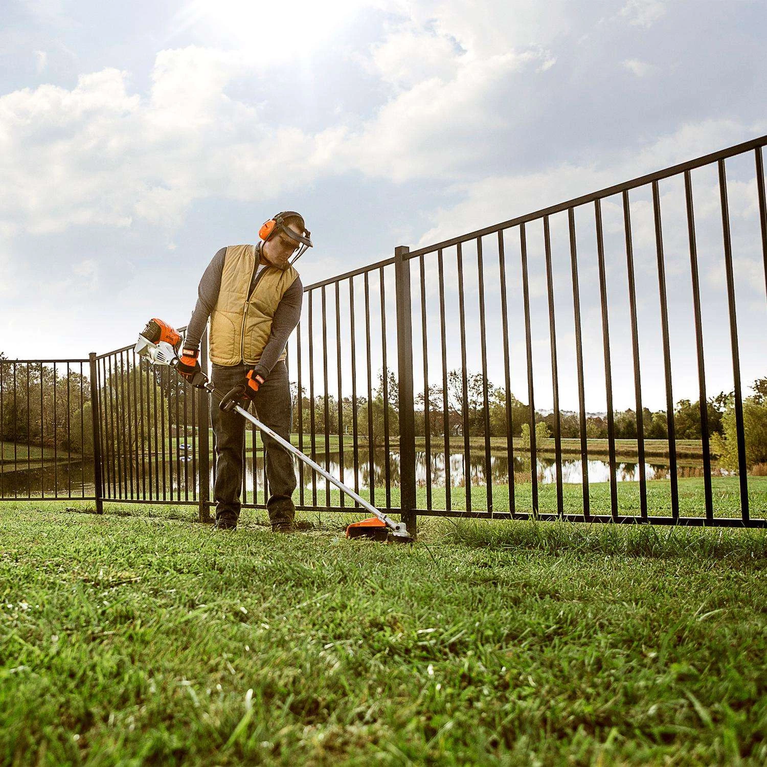 STIHL FS 131 R 16.5 In. Gas Brushcutter 5 STIHL FS 131 R 16.5 In. Gas Brushcutter - Image 3